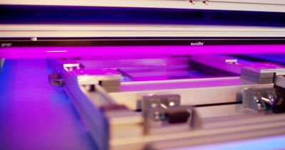 Technische Vorrichtung mit violetter Beleuchtung an einem Prüfstand