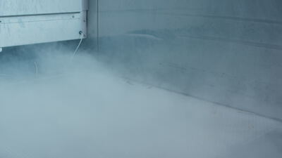 Dichter Nebel strömt durch den Innenraum einer industriellen Prüfkammer