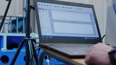 Messdaten-Erfassung auf einem Laptop während einer Vibrationsprüfung im Labor