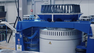 Totale Aufnahme einer elektrodynamischen Shaker-Anlage während eines industriellen Schwingungstests