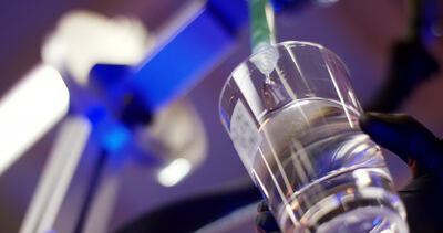 Wasserabfüllung aus einer Leitung in ein Glas mit QR-Code