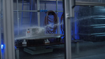 Wasserdichtigkeitsprüfung eines Lithium-Ionen-Batteriemoduls auf einem rotierenden Prüfstand