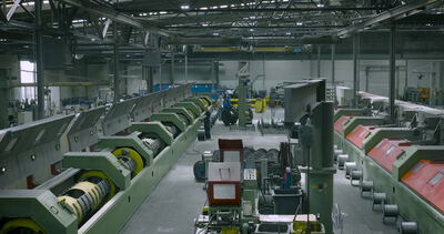 Weitläufige Industriehalle mit parallel verlaufenden Schnellverseilmaschinen zur Seilproduktion