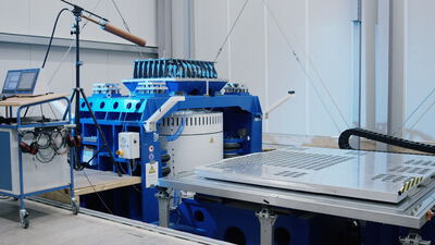 Wissenschaftler betrachtet dreidimensionale topografische Oberflächenanalyse auf einem Monitor im Labor